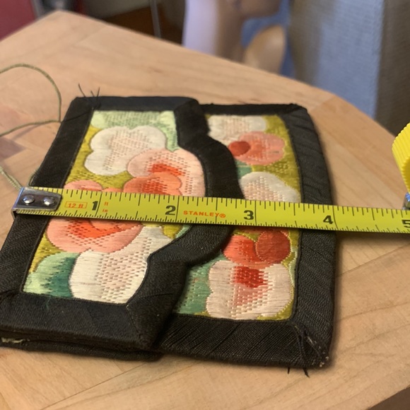 ANTIQUE CHINESE SILK AND SILK THREAD EMBROIDERY PURSE - Picture 11 of 12